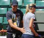Maria Sharapova, 24 ans, numéro 7 mondial, aborde Roland-Garros dans les meilleures conditions : victorieuse à Rome, elle peut compter sur le soutien de son fiancé Sasha Vujacic, comme lors de son entraînement Porte d'Auteuil, le 18 mai 2011.