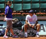 Quand Roger Federer s'entraîne, comme ce 18 mai 2011 à la Porte d'Auteuil, sa femme Mirka n'est jamais bien loin... 