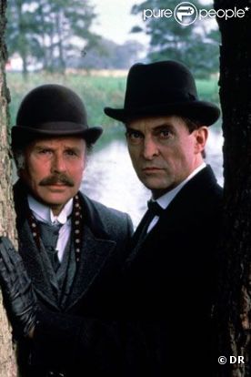 Edward Hardwicke (à gauche) dans le rôle du Docteur Watson au côté de Jeremy Brett qui joue Sherlocke Holmes 