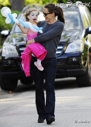 Jennifer Garner récupère Violet et Seraphina bien maquillées après un anniversaire à Brentwood, le 18 mai 2011