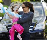 Jennifer Garner récupère Violet et Seraphina bien maquillées après un anniversaire à Brentwood, le 18 mai 2011