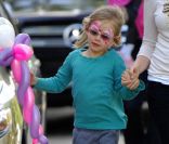 Violet bien maquillée après un anniversaire à Brentwood, le 18 mai 2011