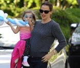 Jennifer Garner récupère Violet et Seraphina bien maquillées après un anniversaire à Brentwood, le 18 mai 2011