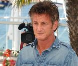 Sean Penn à l\'occasion du photocall de <em>There Must Be The Place</em>, présenté en compétition lors du 64e Festival de Cannes, le 20 mai 2011.