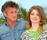 Eve Hewson et Sean Penn à l\'occasion du photocall de <em>There Must Be The Place</em>, présenté en compétition lors du 64e Festival de Cannes, le 20 mai 2011.