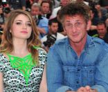 Eve Hewson et Sean Penn à l\'occasion du photocall de <em>There Must Be The Place</em>, présenté en compétition lors du 64e Festival de Cannes, le 20 mai 2011.