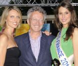 Sylvie Tellier et Laury Thilleman entourent Nelson Monfort lors de la soirée de lancement du nouveau magazine Happy Life du Club Med au Polo de Paris le 19 mai 2011