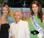 Sylvie Tellier et Laury Thilleman entourent Philippe Gildas lors de la soirée de lancement du nouveau magazine Happy Life du Club Med au Polo de Paris le 19 mai 2011