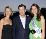 Sylvie Tellier et Laury Thilleman entourent Henri Giscard d'Estaing  lors de la soirée de lancement du nouveau magazine Happy Life du Club Med au Polo de Paris le 19 mai 2011