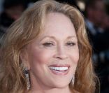 Faye Dunaway à la montée des marches du film <em>This must be the place</em>, de Paolo Sorrentino, à Cannes, le 20 mai 2011.