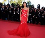 Rosario Dawson à la montée des marches du film <em>This must be the place</em>, de Paolo Sorrentino, à Cannes, le 20 mai 2011.