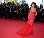 Rosario Dawson à la montée des marches du film <em>This must be the place</em>, de Paolo Sorrentino, à Cannes, le 20 mai 2011.