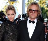 Anja Rubik et Peter Dundas à la montée des marches du film  This must be the place , de Paolo Sorrentino, à Cannes, le 20 mai 2011.