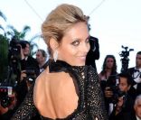 Anja Rubik à la montée des marches du film  This must be the place , de Paolo Sorrentino, à Cannes, le 20 mai 2011.