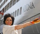 Et vlan, un navire baptisé, un ! Dame Shirley Bassey s'acquittait le 21 mai 2011, à Southampton, de son rôle de marraine du nouveau navire des Croisières P&O. C'est avec charme et bon humeur qu'elle a baptisé le MS Adonia.