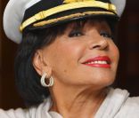 La casquette fait le moine ? Dame Shirley Bassey s'acquittait le 21 mai 2011, à Southampton, de son rôle de marraine du nouveau navire des Croisières P&O. C'est avec charme et bon humeur qu'elle a baptisé le MS Adonia.