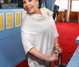Dame Shirley Bassey, 74 ans, semble s\'être éclatée lors du baptême du MS Adonia, navire de P&O Cruises dont elle est la marraine, le 21 mai 2011 à Southampton.