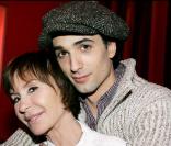 Pause tendresse pour Danièle Evenou et son fils Jean-Baptiste Martin