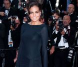 <p>Ximena Navarrete monte les marches du Festival de Cannes pour la projection du film La Source des Femmes, le 21 mai 2011</p>
