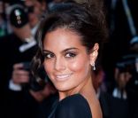 <p>Ximena Navarrete monte les marches du Festival de Cannes pour la projection du film La Source des Femmes, le 21 mai 2011</p>