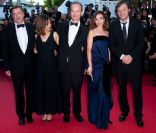 <p>Elodie Bouchez, Emir Kusturica,Peter Bradshaw, Geoffroy Gilmore et Daniela Michel... Le jury Un Certain Regard monte les marches du Festival de Cannes pour la projection du film La Source des Femmes, le 21 mai 2011</p>