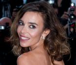 Elodie Bouchez monte les marches du Festival de Cannes pour la projection du film La Source des Femmes, le 21 mai 2011
