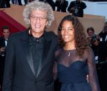 <p>Elie Chouraqui et sa femme sur le tapis rouge cannois pour le film La Source des Femmes, le 21 mai 2011</p>