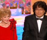 Marisa Paredes et le président du jury de la Caméra d'Or lors de la cérémonie de clôture du 64ème Festival de Cannes le 22 mai 2011