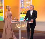 Mélanie Laurent et Robert De Niro lors de la cérémonie de clôture du 64ème Festival de Cannes le 22 mai 2011