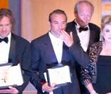 Jean Dujardin et Catherine Deneuve lors de la cérémonie de clôture du Festival de Cannes le 22 mai 2011