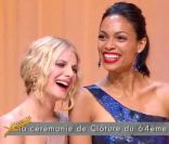 Mélanie Laurent et Rosario Dawson lors de la cérémonie de clôture du Festival de Cannes le 22 mai 2011