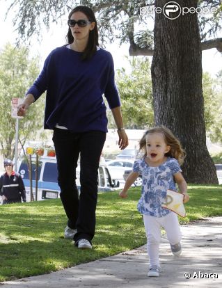 Jennifer Garner et sa fille Seraphina se promènent dans un parc à Los Angeles, le 19 mai 2011