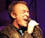  Christophe Hondelatte et ses trois musiciens donnent leur premier concert en public a Bordeaux a l'Amadeus Song le 17 mars 2011 