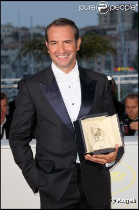 Jean Dujardin et son prix d'interprétation pour The Artist au festival de Cannes le 22 mai 2011