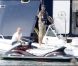 Eduardo Cruz s'apprête à faire un tour de jet ski en Floride, à Miami, en mai 2011. Sa chérie Eva Longoria le regarde attentivement.