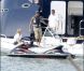 Eduardo Cruz s'apprête à faire un tour de jet ski en Floride, à Miami, en mai 2011. Sa chérie Eva Longoria le regarde attentivement.