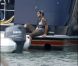 Eduardo Cruz s'apprête à faire un tour de jet ski en Floride, à Miami, en mai 2011. Sa chérie Eva Longoria le regarde attentivement.