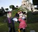 Natalia Vodianova lors de son escapade féérique à Disneyland Paris, avec ses enfants.