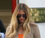 <p>Elle Macpherson toujours aussi sublime pour aller chercher son fils Cy à l\'école le 24 mai 2011 à Londres. Son ensemble est parfait !</p>