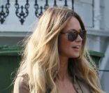<p>Elle Macpherson toujours aussi sublime pour aller chercher son fils Cy à l\'école le 24 mai 2011 à Londres. Son ensemble est parfait !</p>