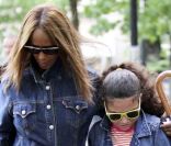 Iman Bowie a décidé de concurrencer Elle Macpherson. En allant chercher Alexandria Zahra sa fille à l\'école, le mannequin nous fait un vrai défilé de mode les 19,20 et 23 mai 2011 à New York.