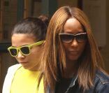 Iman Bowie a décidé de concurrencer Elle Macpherson. En allant chercher Alexandria Zahra sa fille à l\'école, le mannequin nous fait un vrai défilé de mode les 19,20 et 23 mai 2011 à New York.