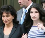 Anne Sinclair sort du tribunal le 19 mai 2011 avec sa belle-fille Camille
