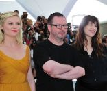 Lars von Trier à Cannes, avec Kirsten Dunst et Charlotte Gainsbourg - mai 2011