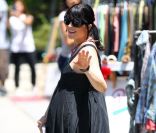 Selma Blair affiche sa grossesse dans une robe longue noire. West Hollywood, 25 mai 2011