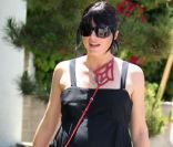 Selma Blair affiche sa grossesse dans une robe longue noire avec son sac bandoulière Miu Miu. West Hollywood, 25 mai 2011