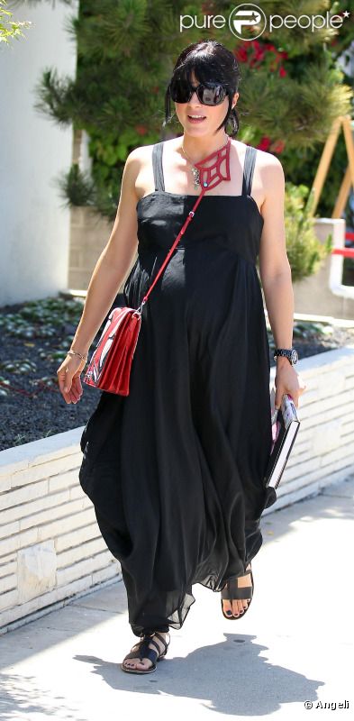 Selma Blair affiche sa grossesse dans une robe longue noire avec son sac bandoulière Miu Miu. West Hollywood, 25 mai 2011