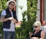 Très enceinte, Pink a besoin de s'asseoir quelques minutes... Heuresement que son ami Butch Walker est à ses côtés avec un verre d'eau ! Los Angeles, 25 mai 2011