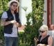 Très enceinte, Pink a besoin de s'asseoir quelques minutes... Heuresement que son ami Butch Walker est à ses côtés avec un verre d'eau ! Los Angeles, 25 mai 2011