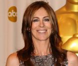 Kathryn Bigelow reoit son oscar de la meilleure réalisatrice, à Los Angeles, le 7 mars 2010.